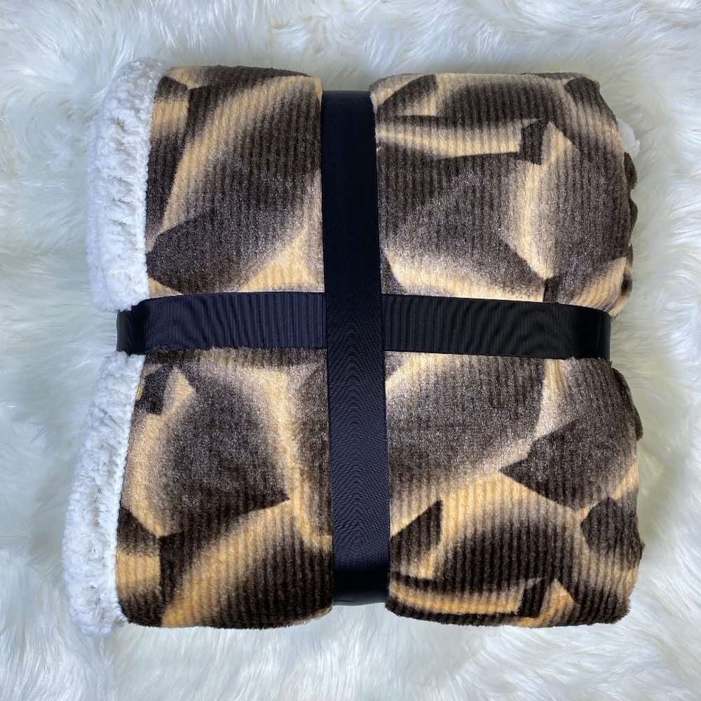 ✨FINAL STOCK✨Retro Geometry Micromink Sherpa Throw - Picture 2 of 3